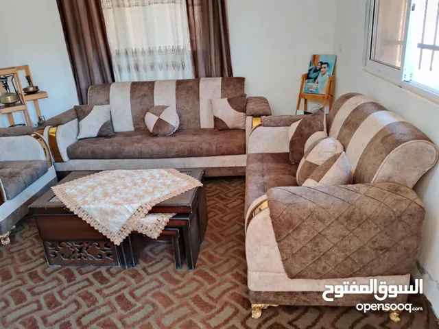 طقم كنب 7 مقاعد كنب اكثير جامد مع السجاده وطاولات كله استعمال فتره قصيره للبيع تواصل معي ما راح ن