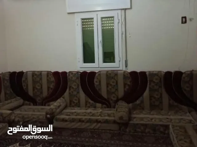 كنبة تلاته كراسي وكنبة كرسين وكرسين فردي وطاولة جلسة بلمسند تمانية فراشات وبساط