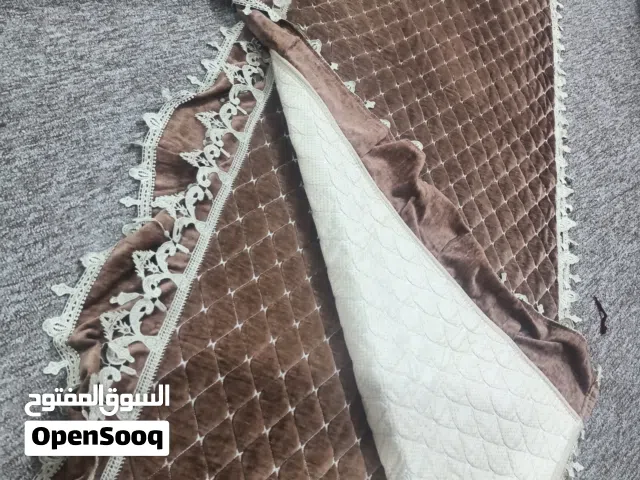 مفرش غطاء قنفات مستعمل شي بسيط نظيف جدا خمسة قطع