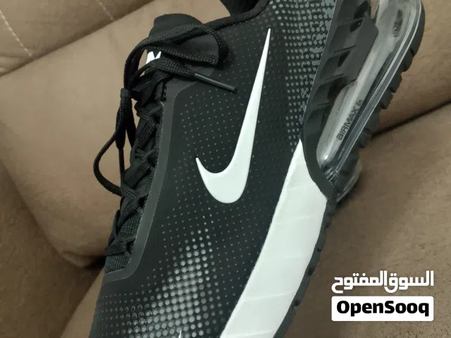 حذائين  NIKE  غير مستخدم وكاله وارد أروبي