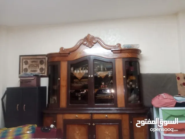 بوفيه خشب زان قطعه تحفة قطعتين ملبس خشب ورد شبه جديد نظيف جدا والسعر حرق شبه جديد
