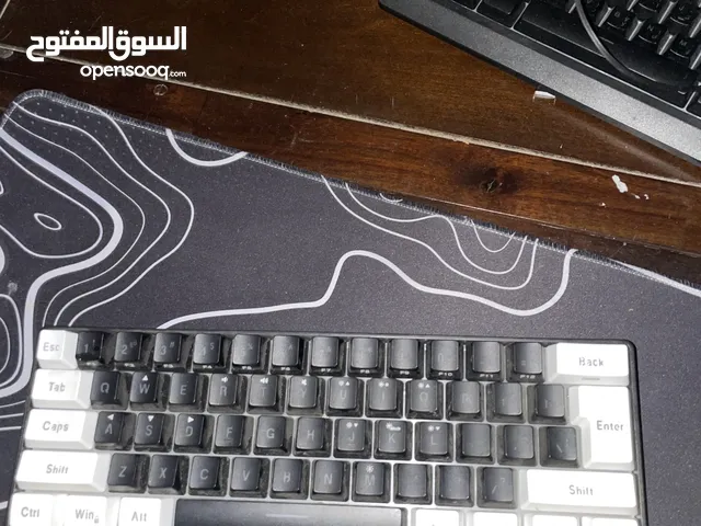 كيبورد قيمنق اسود و ابيض اصلي من رايزر يجي معه هديه عشوائيه مع شاحن type-c حق الكيبورد و سعره معقول