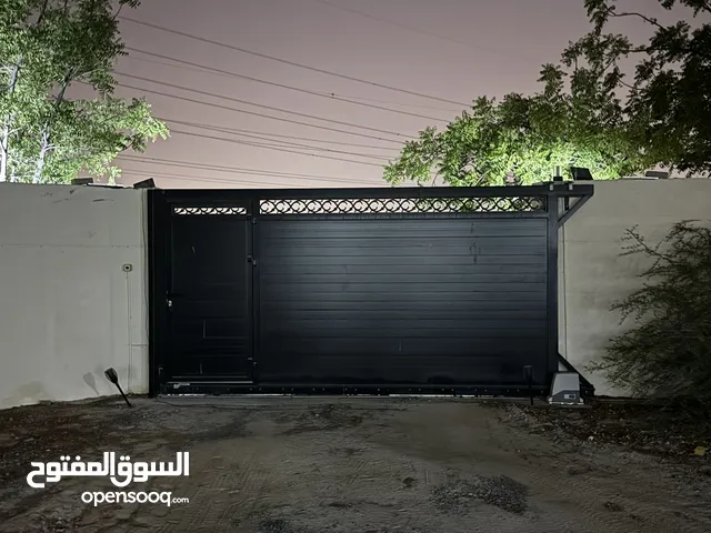للبيع باب حديد مع ماكينة 4 متر في 2 متر