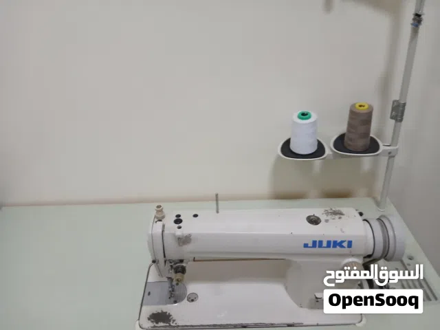 ماكينة خياطة JUKI ياباني صناعي كاملة مع الطاولة وحامل الخيط