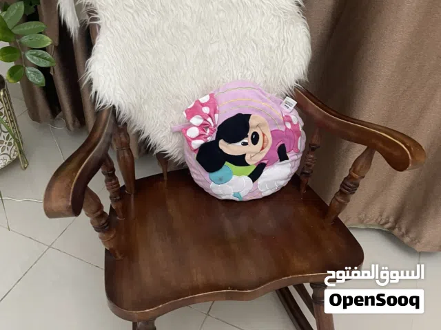 كرسي هزاز وطاوله تلفاز في حاله جيده جدا