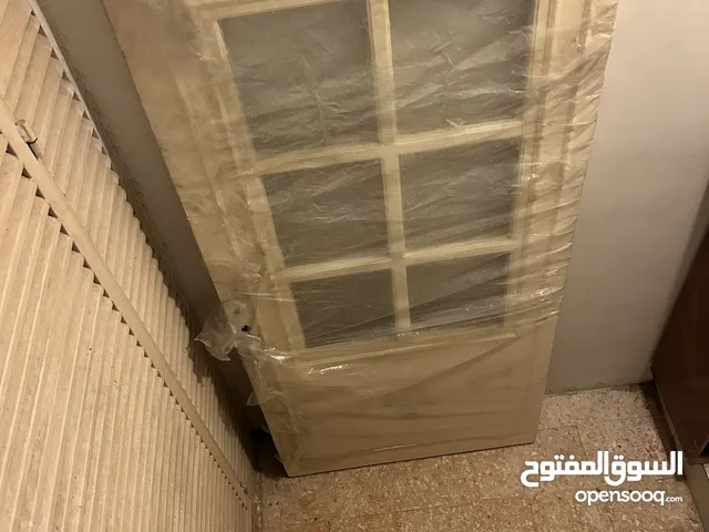 باب خشب كامل مع الحلق متين جدا جدا عرض الحلق 104 سم وطوله 225 عرض الباب 95 سم الباب طوله 210سم
