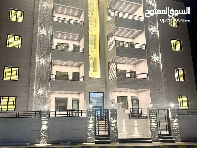 شقة فاخرة بسعر منافس طابق اخير مع روف اربد مجمع عمان الجديد مقابل صالة مسايا مساحة 187م مع ترس خارجي