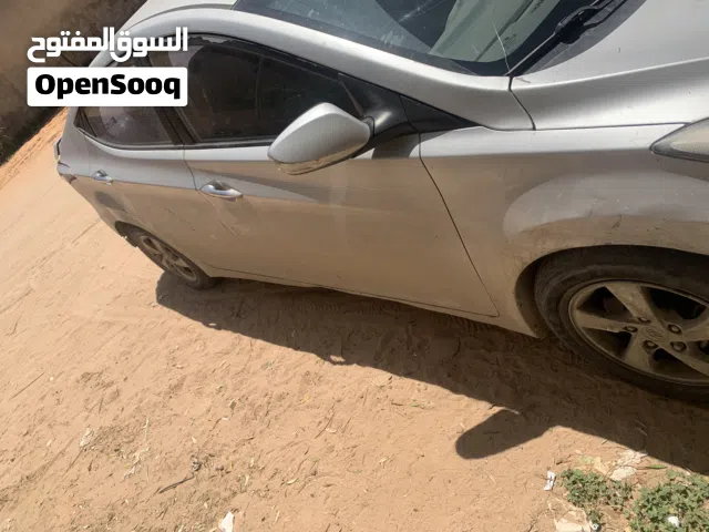 2012 هيونداي افانتي Standard