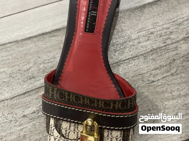 كارولينا هيريرا ( CH)