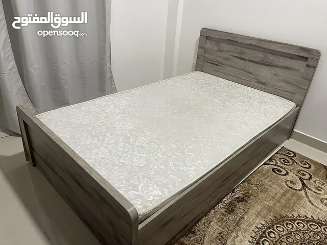 تخت خشب مع فرشة