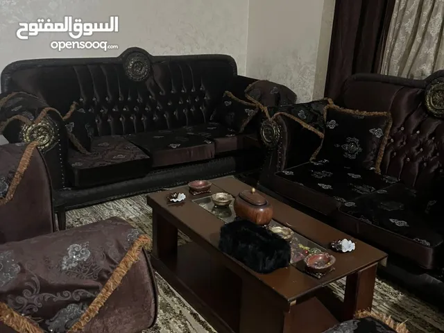 طاولة سفرة وطقم كنب للبيع مستعمل بحالة الوكالة بسعر حرق بسبب السفر