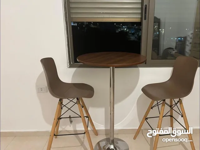 طاولة طعام مع كرسيين بحالة جيدة جداً