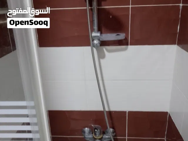 شقه فارغه للايجار  المدينة الرياضية