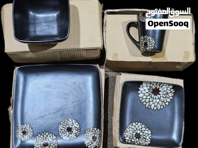 Dinnerware and kitchen plates with its bowls and cups