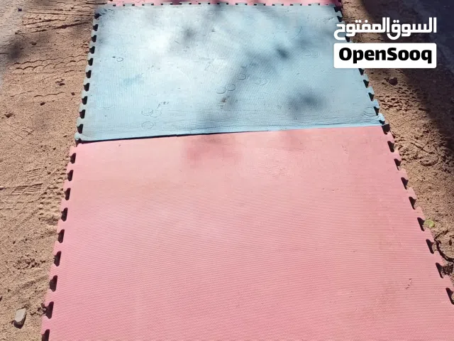 اللعاب وكرسي دراسة ونطيطه وفرش مطاط حوالي 50 طرف سعر الطرف 25 دينار