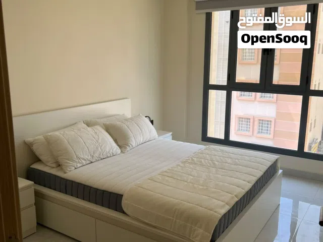 للإيجار شقة مؤثثة غرفتين وصالة بالخوض السابعة بجانب مركز العامري