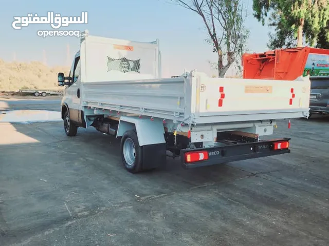 ايفكو مجهزة بصندوق قلاب ثلاث اتجاهات مع منظومة ايطاليا الاستفسار
