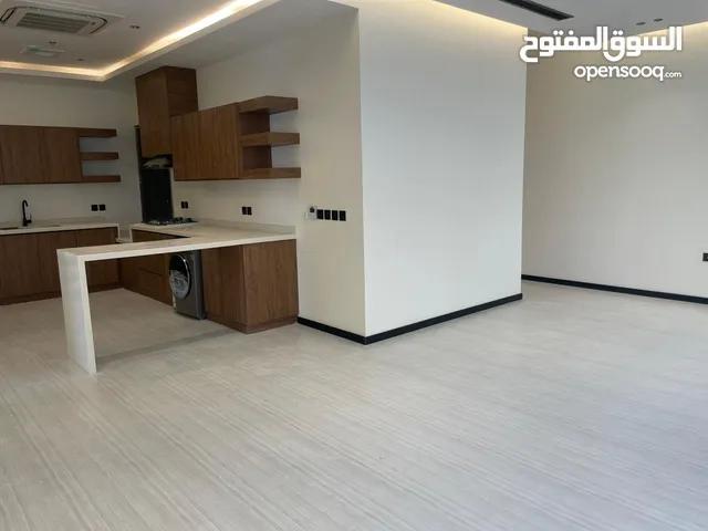شقة للايجار الرياض حي الملقا مكونة من ثلاث غرف وصاله ومطبخ وثلاث حمامات موقف خاص للشقة الدور الثاني