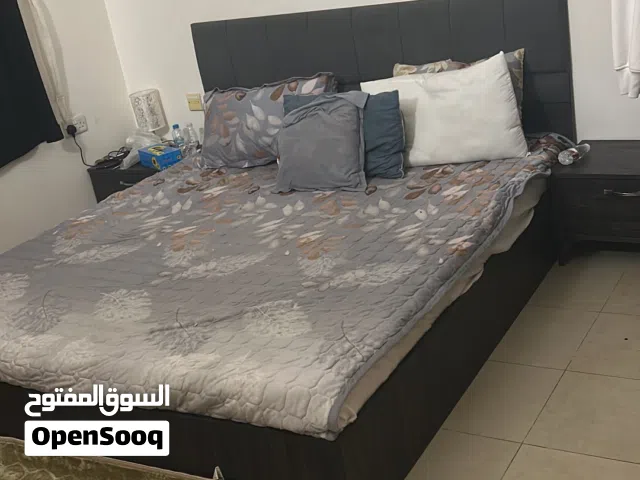 غرفه نوم نظيفه تتكون من كبت وكرفايهً وطاولتينً 2جنب السرير