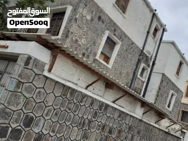 فلة للبيع كبيرة و موقع استراتيجي  تنفع لمشروح مربح متوفر بجانبها جميع الخدمات الاساسية بناء قوي مسلح