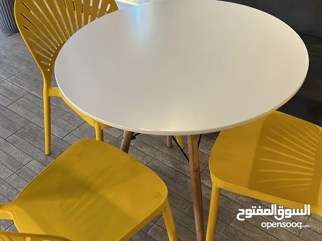 للبيع طاولات وكراسي مستعملة بحالة شبه جديدة – البيع كامل فقط يستخدم لمطاعم وكافيهات ومنازل