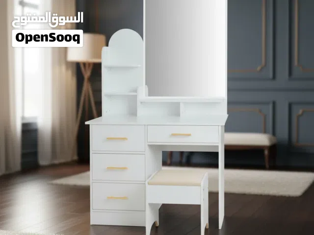 طاولة تسريحة عصرية لون أبيض مع مرآة وكرسي مريح