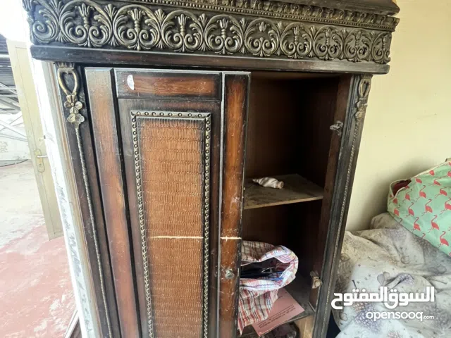 خزانة خشب ممتازة فقط في الباب والجوارير
