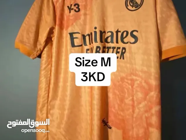 ملابس رياضيه اصليه متنوعه وبعضهم فيهم اسامي لاعبين