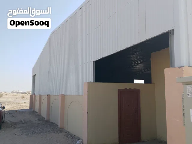 مخزن كبير مغلق في أرض تجارية سكنيه بمساحة 750 متر