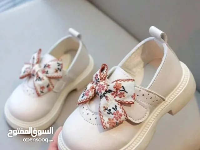 حذاء بناتي جديد من ماركة Sinkarden مقاس 21 بلون أبيض كريمي وفيونكة وردية – للبيع