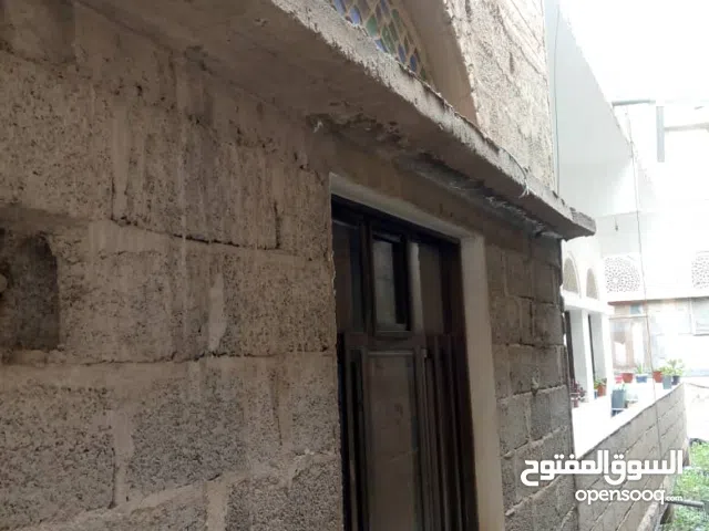 توجد شقه للبيع دور ثاني مساحة لبنه ونصف تقريبا او اكثر مكونه من ثلاث غرف ومطبخ وحمامين وصاله