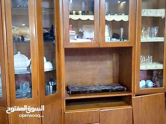 بوفيه تفصيل( خشب نظيف ) السعر : 50 دينار بحاجة إلى فصالات للأبواب السفلية فقط ا