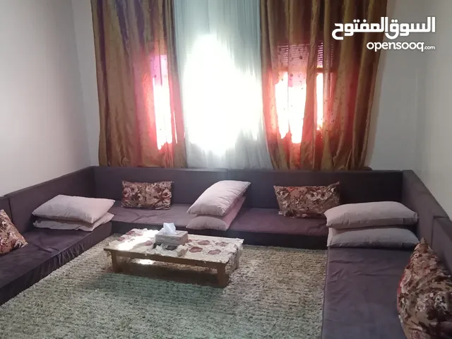 مجلس ارضي مكون من 5 فرشات و7 مساند و10 مخدات وبرداية ثلاث قطع تطريز دبي بحالة الجديد