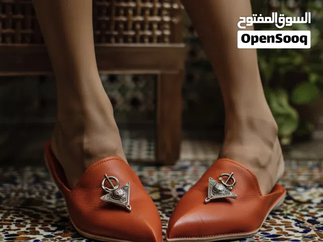 Leather handmade Moroccan slippers with fibule. Available in more sizes DM