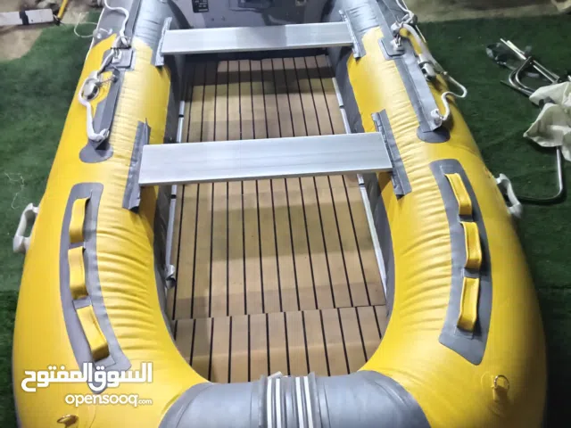 قارب نفخ ومظلة وماكينة ياماها 8 حصان
