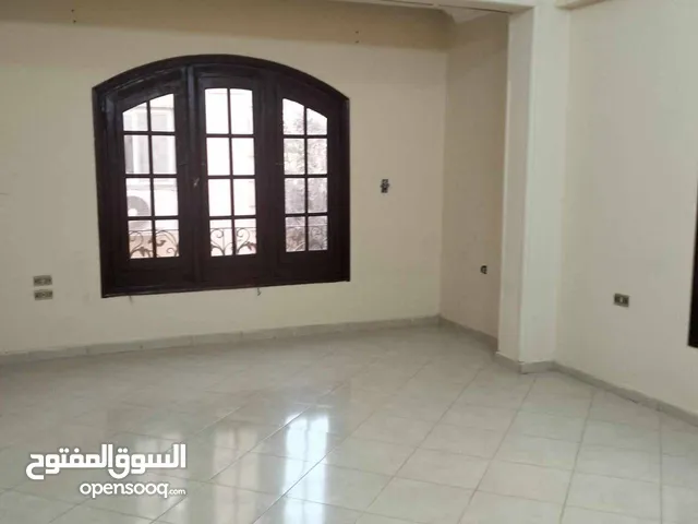 شقة للإيجار قانون بسعر مميز في البنفسج 4 فيلات - التجمع الأول