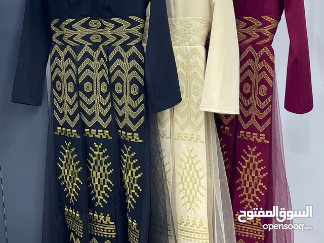 قفطان ملكي بتصميم هادئ ومميز وقماش جورجينا الفاخر يشمل مقاسات متعددة وألوان زاهية تناسب ذوق الجميع