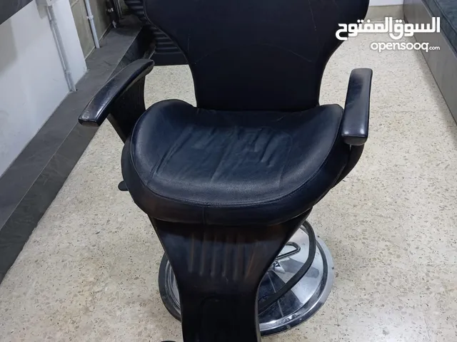 مستلزمات صالون للبيع بحالة ممتازة (كرسي ومغسلة)