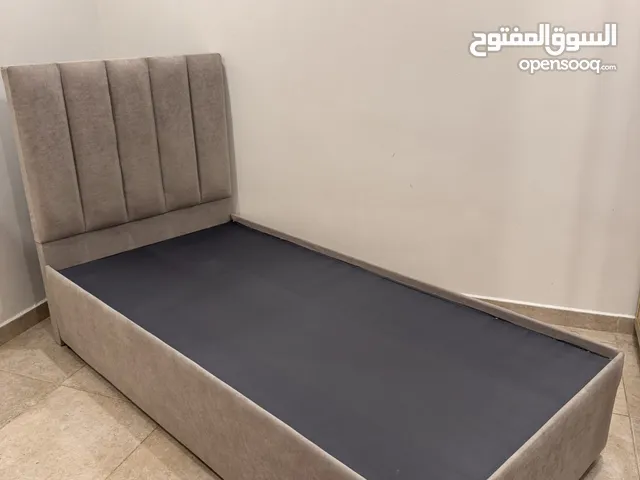 سرير نفر واحد لونه بيج و ملمس مخملي