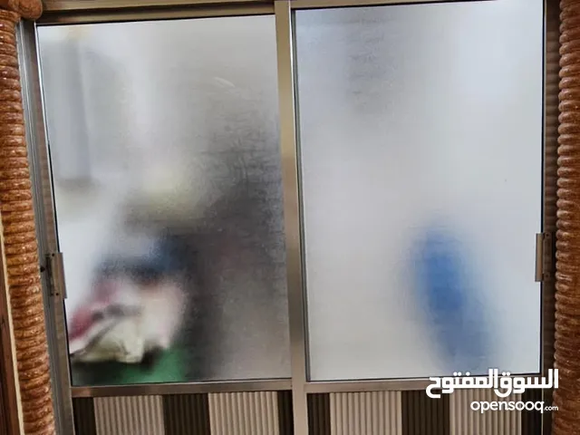 باب المنيوم ممتاز طول 283 عرض 213 ظرفتين سحاب زجاج مبزر ما في ولا شخط
