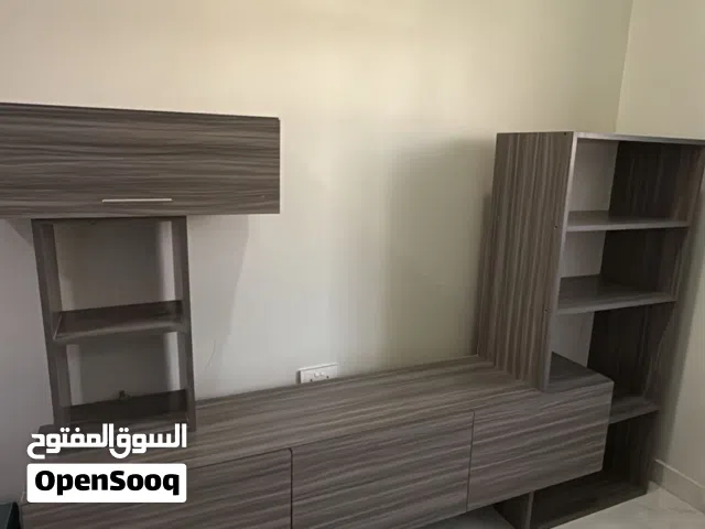 للبيع طاولة تلفزيون مع رفوف جانبية – بحالة ممتازة