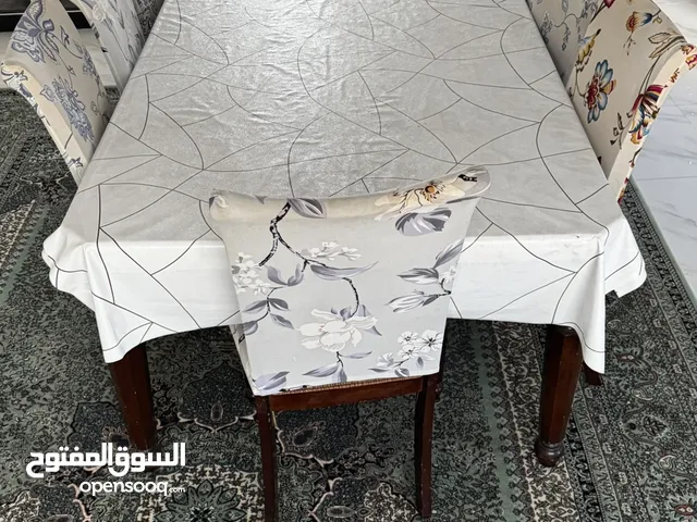 طاوله طعام فخمة خشب ثقيل مع 10 كراسي مبطنة، نظيفة وجودة عالية، مناسبة للمجالس والضيافه