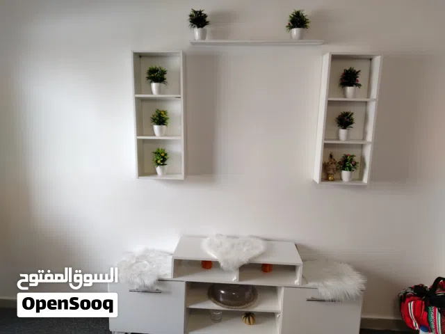 طاولة تلفزيون مع رفوف لون ابيض جديد ولا نقره