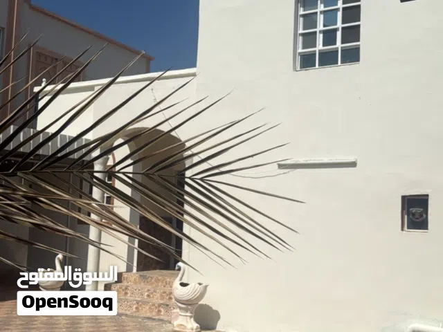 منزل سكني قائم في الرستاق فلج الحديث طابق واحد موقع ممتاز وقريب من المسجد والخدمات للبيـــــــــــــ
