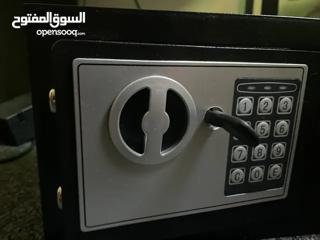 خزنة حديد معها مفتاحين