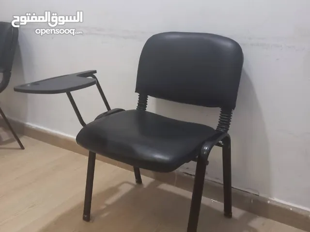 اثاث مكتبي وكراسي استعمال نظيف تستخدم للدورات التدريبية