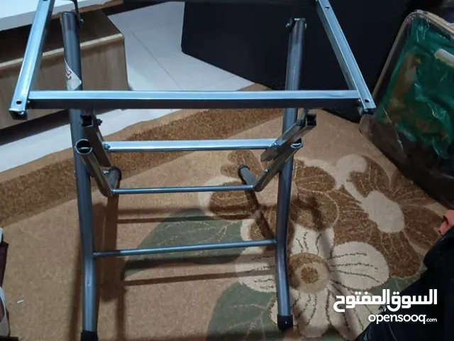 طاولة بلاستيك لون بني إستعمال بسيط