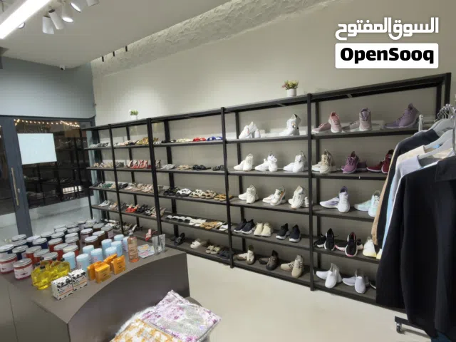 للبيع محل اخلاء او مع اغراض ملابس واحذيه وحقائب