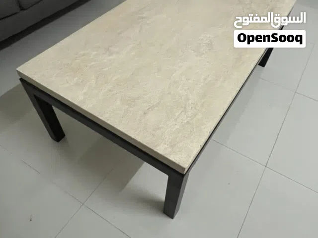 طاولة جانبية رخام مناسبة لطقم جلوس