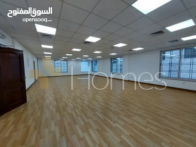 مكتب طابقي بموقع مميز للايجار في شارع مكة مساحة المكتب 400م